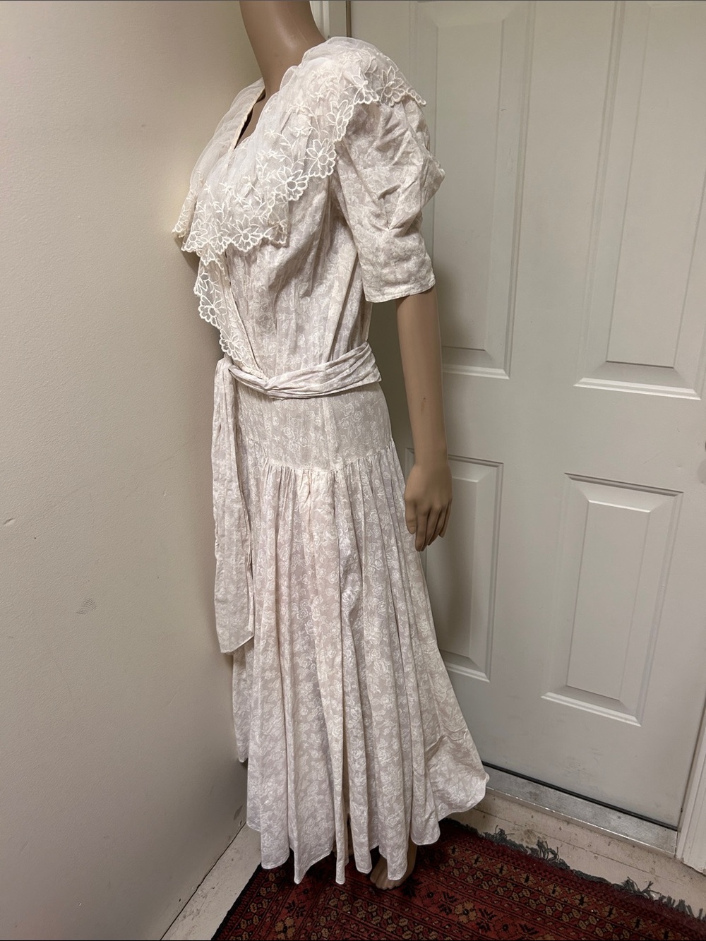 VTG 80s Jessica McClintock White Cotton Floral Dress with Scalloped Lace Collar - Picture 3 of 6